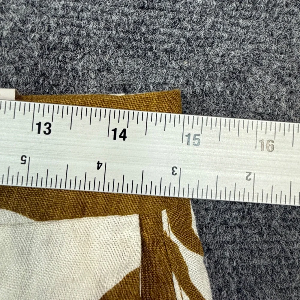 Old Navy Everyday Short Womens 2 Mustard Yellow White Tropical Leaf Print 5 Inch
